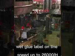 Rótulo de cola húmida na linha de produção, rótulo de vinho em produção